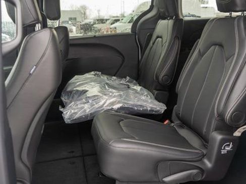 New 2026 Chrysler Pacifica Select AWD/4WD image 10