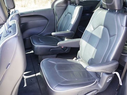 Used 2025 Chrysler Pacifica Limited image 17