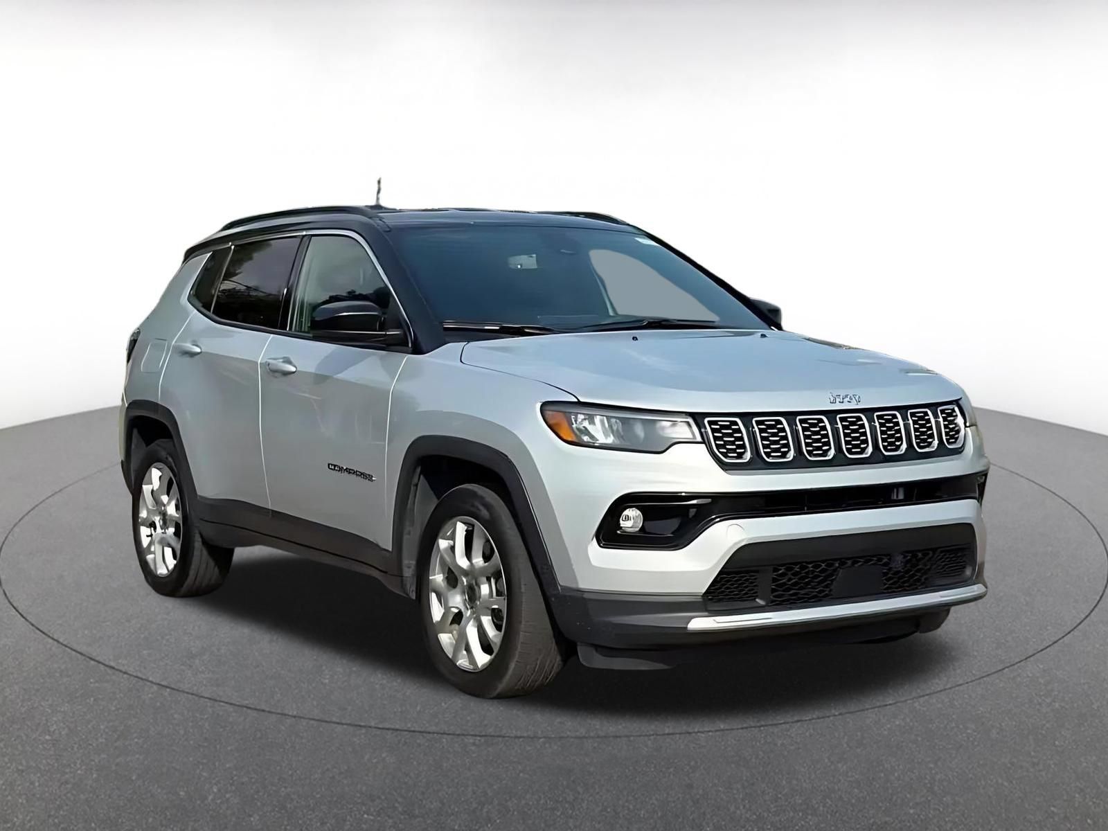 Used 2025 Jeep Compass Limited AWD/4WD image 3