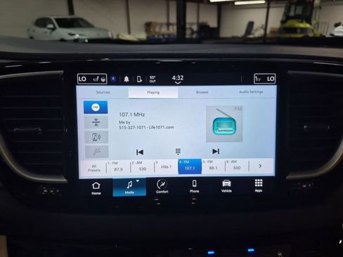 Used 2023 Chrysler Pacifica Touring-L FWD image 14