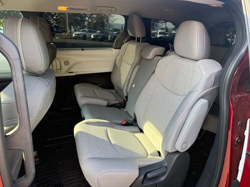 Used 2026 Toyota Sienna LE FWD image 14
