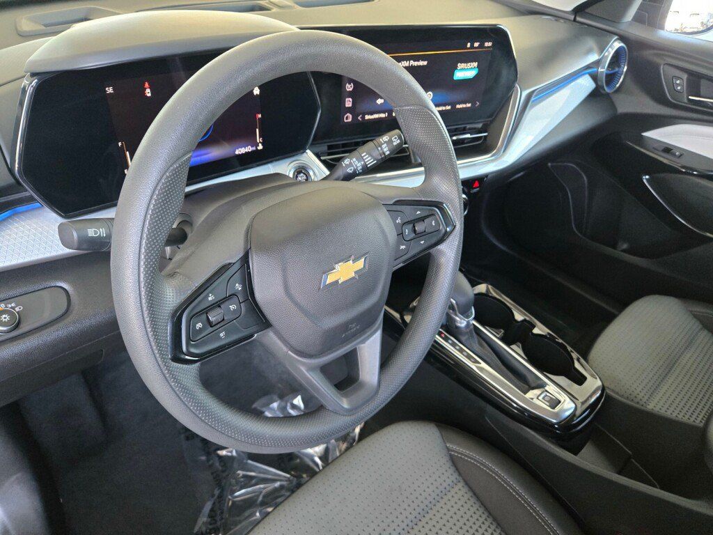 Used 2025 Chevrolet Trax LT FWD image 12