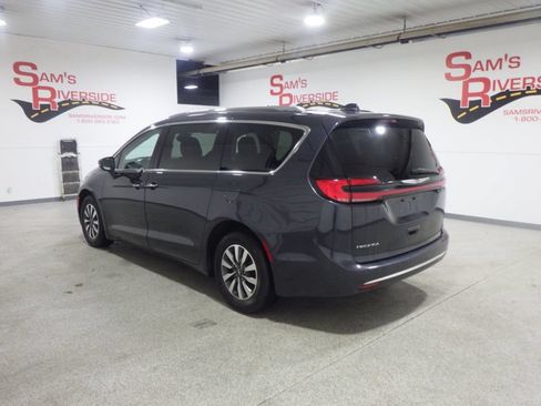 Used 2021 Chrysler Pacifica Touring-L FWD image 2