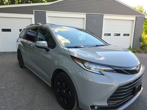 Used 2025 Toyota Sienna XLE Woodland Edition AWD/4WD image 6