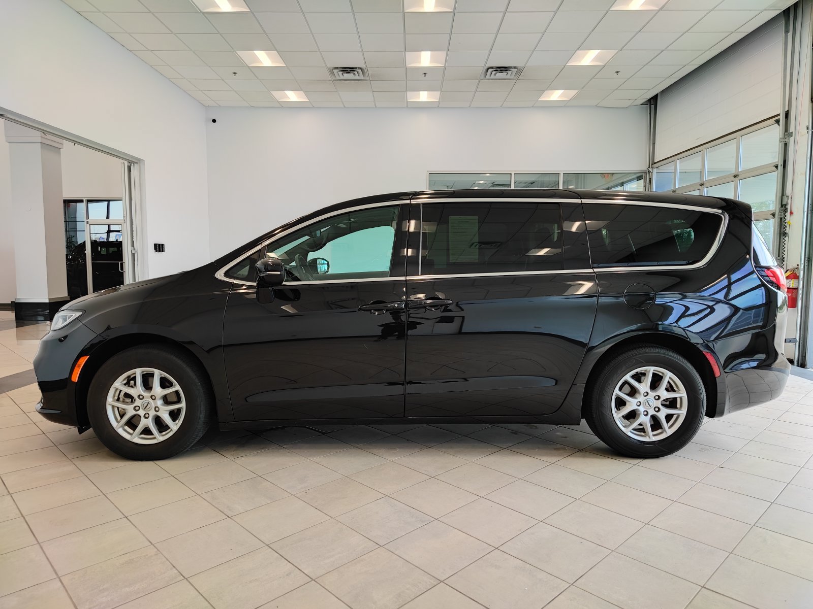 Used 2025 Chrysler Pacifica Select FWD image 6