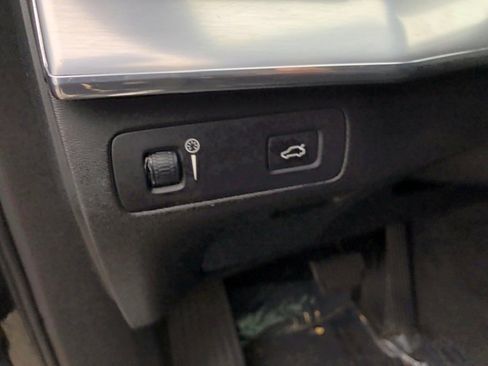 Used 2018 Volvo XC90 T5 Momentum w/ Convenience Package image 13