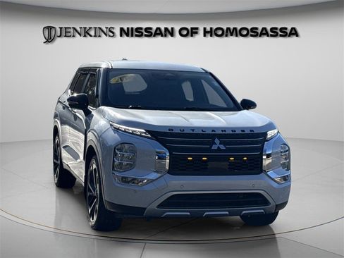 Used 2024 Mitsubishi Outlander SE image 3