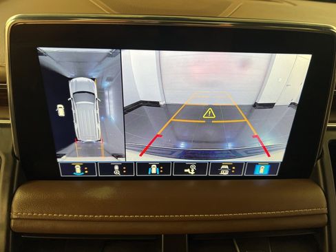 Used 2021 Chevrolet Suburban High Country image 12