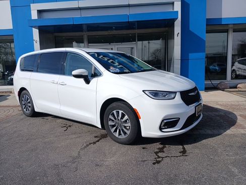 Used 2023 Chrysler Pacifica Touring-L image 2