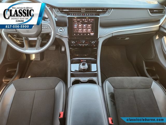 Used 2025 Jeep Grand Cherokee Altitude RWD image 2