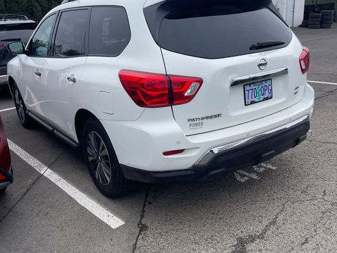 Used 2017 Nissan Pathfinder SV image 3