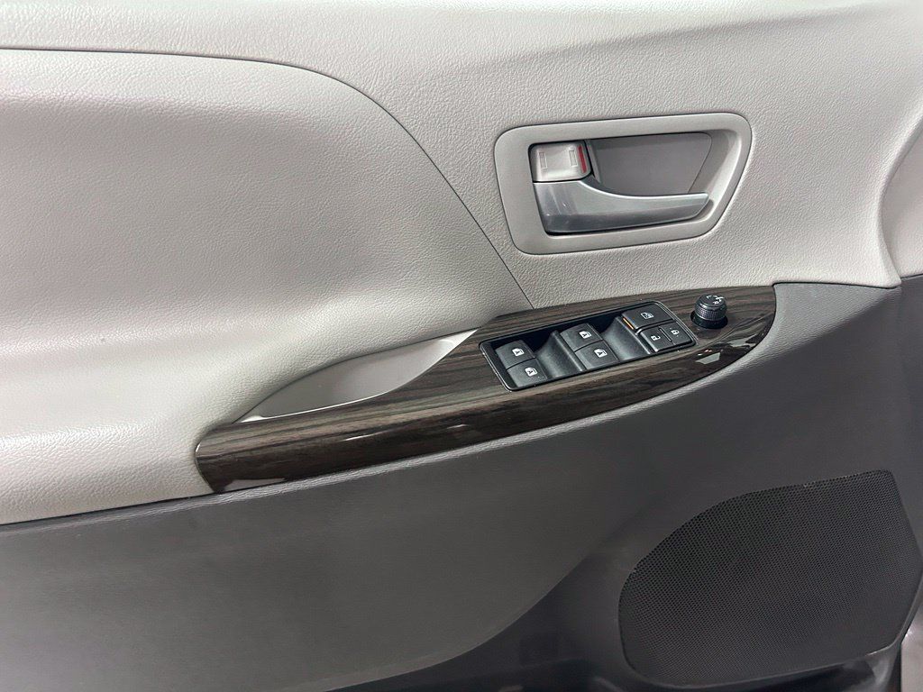 Used 2017 Toyota Sienna XLE w/ XLE Navigation Package FWD image 17