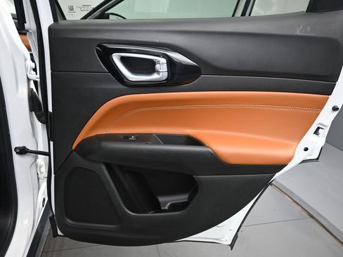 Used 2025 Jeep Compass Limited image 16