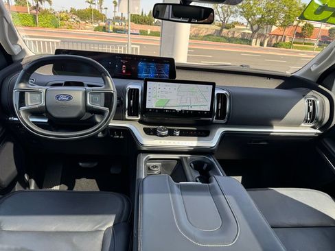 Used 2025 Ford Expedition Platinum image 18