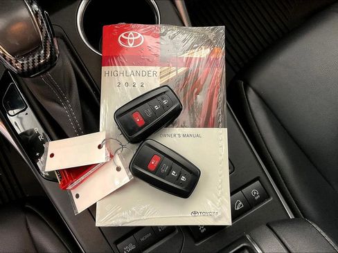 Used 2022 Toyota Highlander XLE image 14