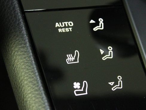 Certified 2026 Porsche Macan AWD/4WD image 29