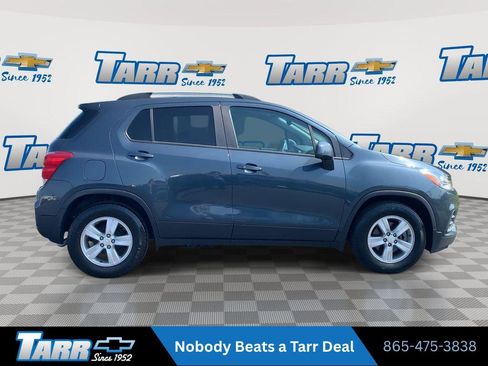 Used 2021 Chevrolet Trax LT w/ LT Convenience Package FWD image 9