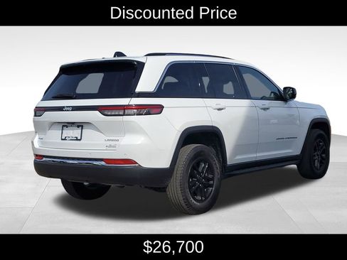 Used 2023 Jeep Grand Cherokee Laredo image 3