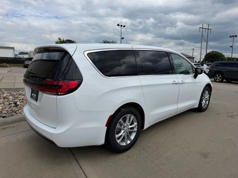 New 2027 Chrysler Pacifica Select FWD image 6