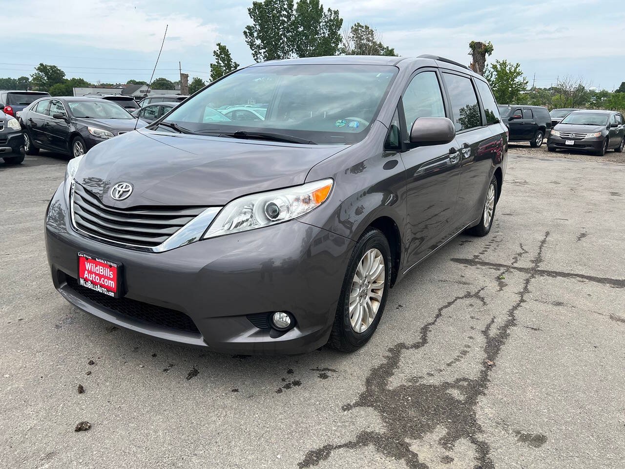 Used 2012 Toyota Sienna XLE w/ Entertainment Pkg FWD image 1