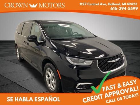Used 2024 Chrysler Pacifica Limited image 1