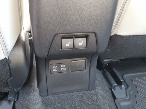 Used 2024 Toyota Prius Limited w/ Limited Premium Package FWD image 12