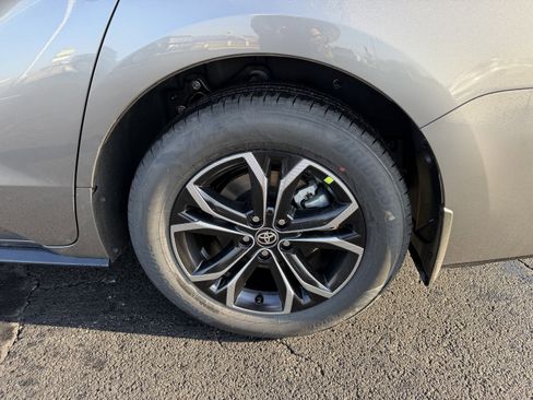 Used 2026 Toyota Sienna Platinum image 7