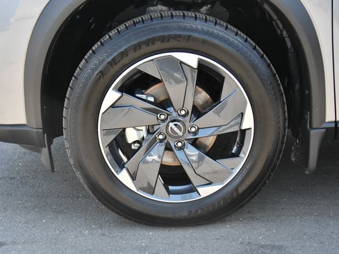 Used 2025 Nissan Rogue SV w/ SV Premium Package FWD image 12