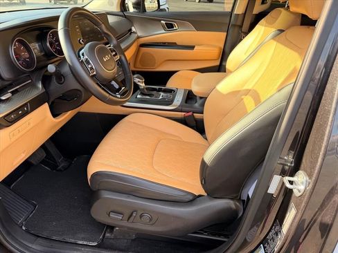 Used 2022 Kia Carnival LX image 13