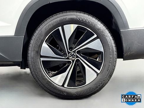 Used 2024 Volkswagen Taos SE image 30