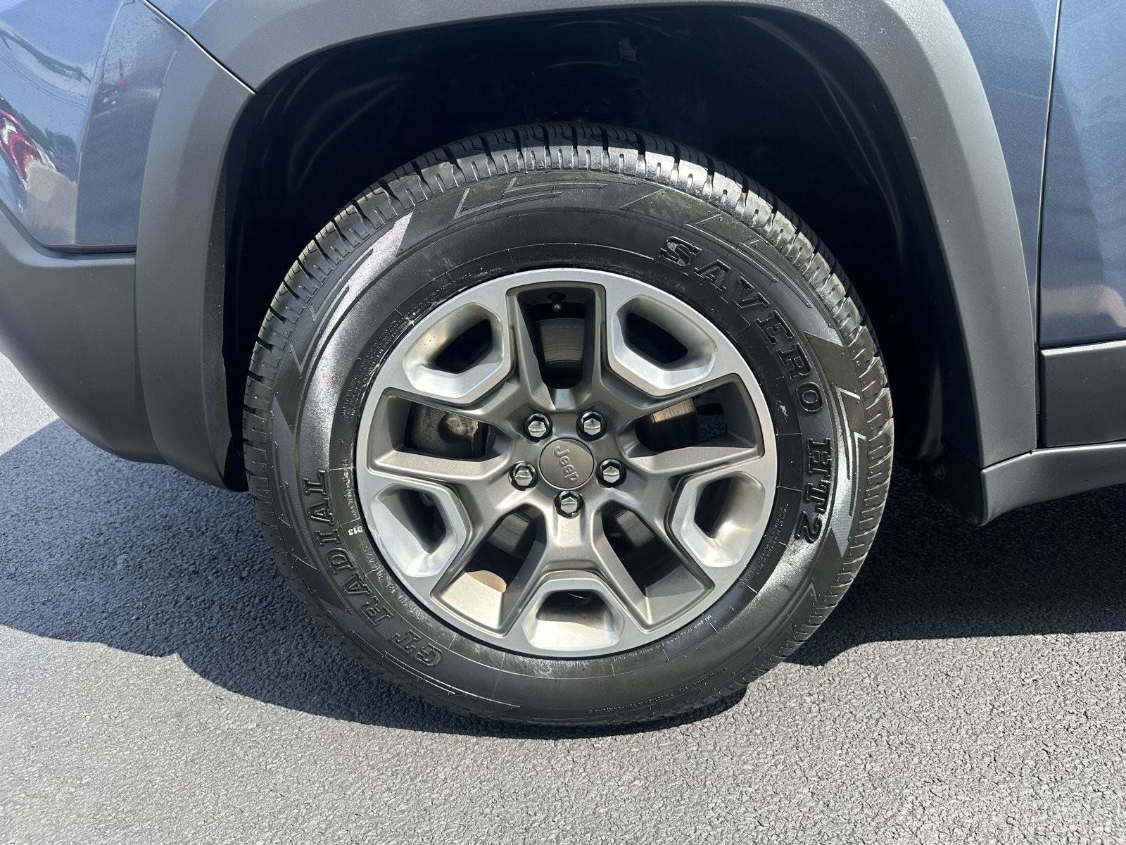 Used 2019 Jeep Cherokee Trailhawk w/ Comfort/Convenience Group AWD/4WD image 16