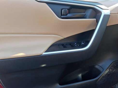 Used 2019 Toyota RAV4 LE image 12