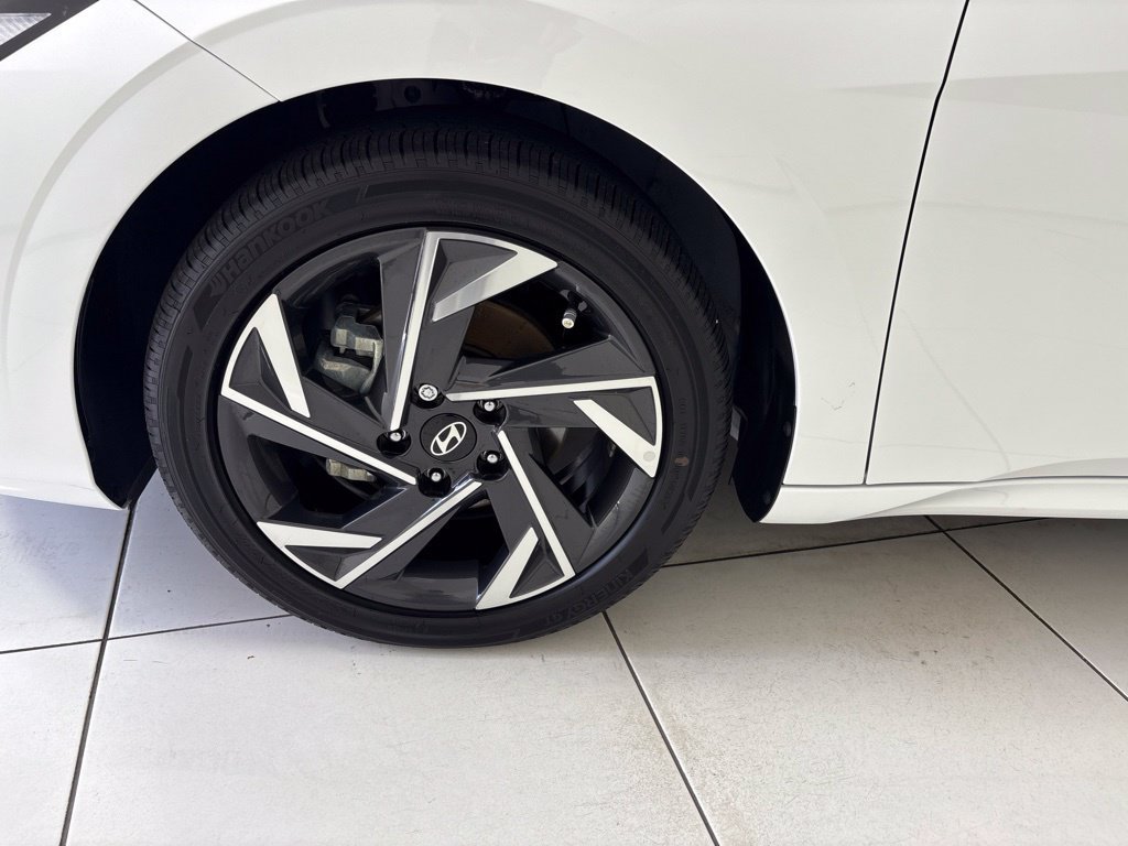 Certified 2025 Hyundai Elantra SEL FWD image 9