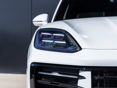 Certified 2026 Porsche Cayenne AWD/4WD image 18