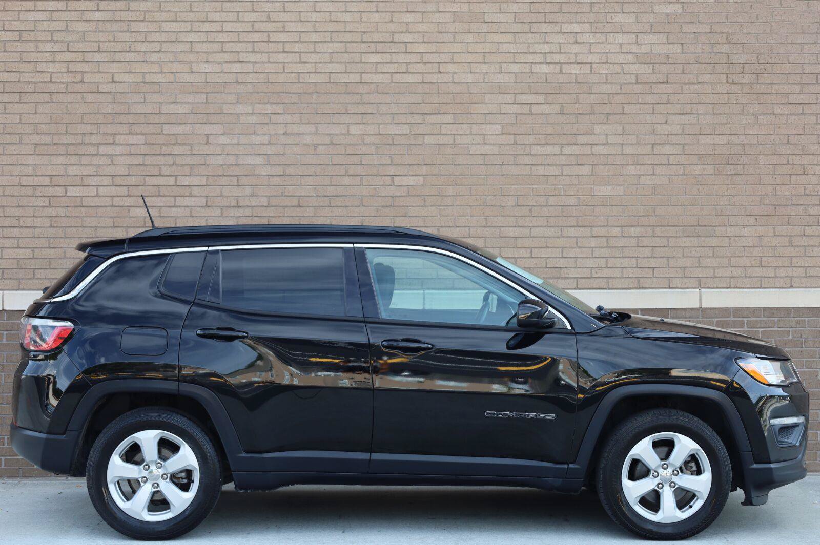 Used 2019 Jeep Compass Latitude FWD image 3