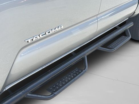 Used 2020 Toyota Tacoma SR5 RWD image 29