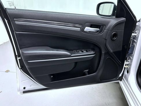 Used 2022 Chrysler 300 Touring L AWD/4WD image 9