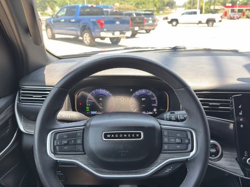 Used 2024 Jeep Wagoneer L Series II w/ Flexible Seating Group RWD image 29