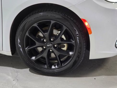 Certified 2025 Chrysler Pacifica Limited image 15