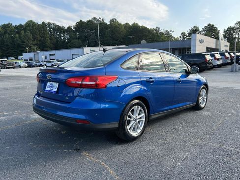 Used 2018 Ford Focus SE FWD image 2