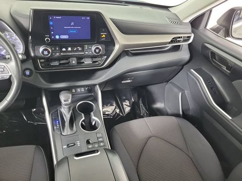 Used 2023 Toyota Highlander LE FWD image 17