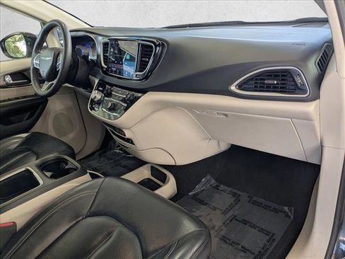 Used 2022 Chrysler Pacifica Touring-L image 19
