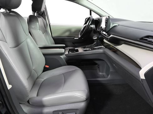 Used 2021 Toyota Sienna XLE w/ XLE Plus Package AWD/4WD image 16