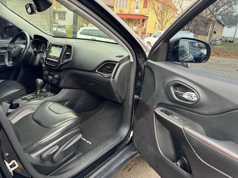 Used 2019 Jeep Cherokee Trailhawk w/ Cold Weather Group image 32