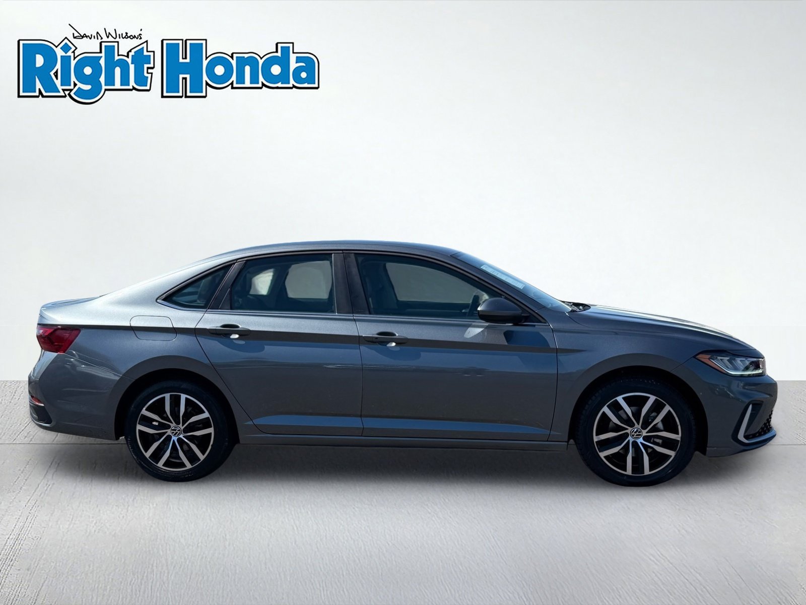 Used 2025 Volkswagen Jetta SE FWD image 9