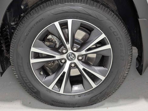 Used 2019 Toyota Highlander LE image 3