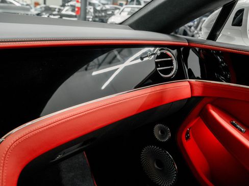 Used 2025 Bentley Continental GT image 27