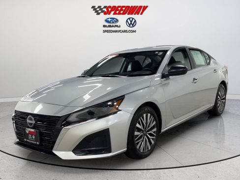Used 2025 Nissan Altima 2.5 SV FWD image 12