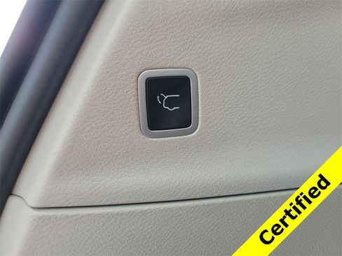 Certified 2024 Chrysler Pacifica Touring-L image 11