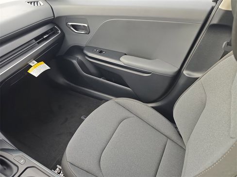 New 2025 Kia K4 LXS image 17